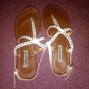 American Eagle white and gold sandals